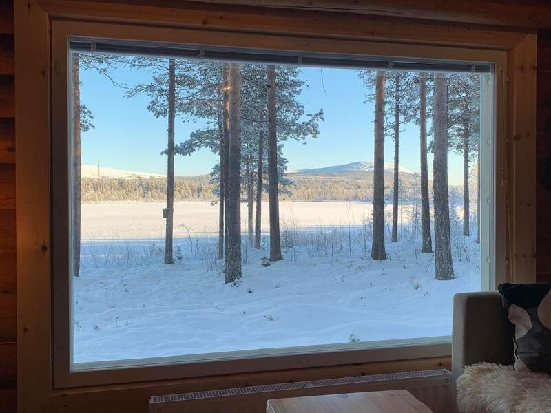Kaupinmaja, Yllaes, Aekaeslompolo, Lapland - Log Cabin With Lake And Fell Scenery Exterior foto
